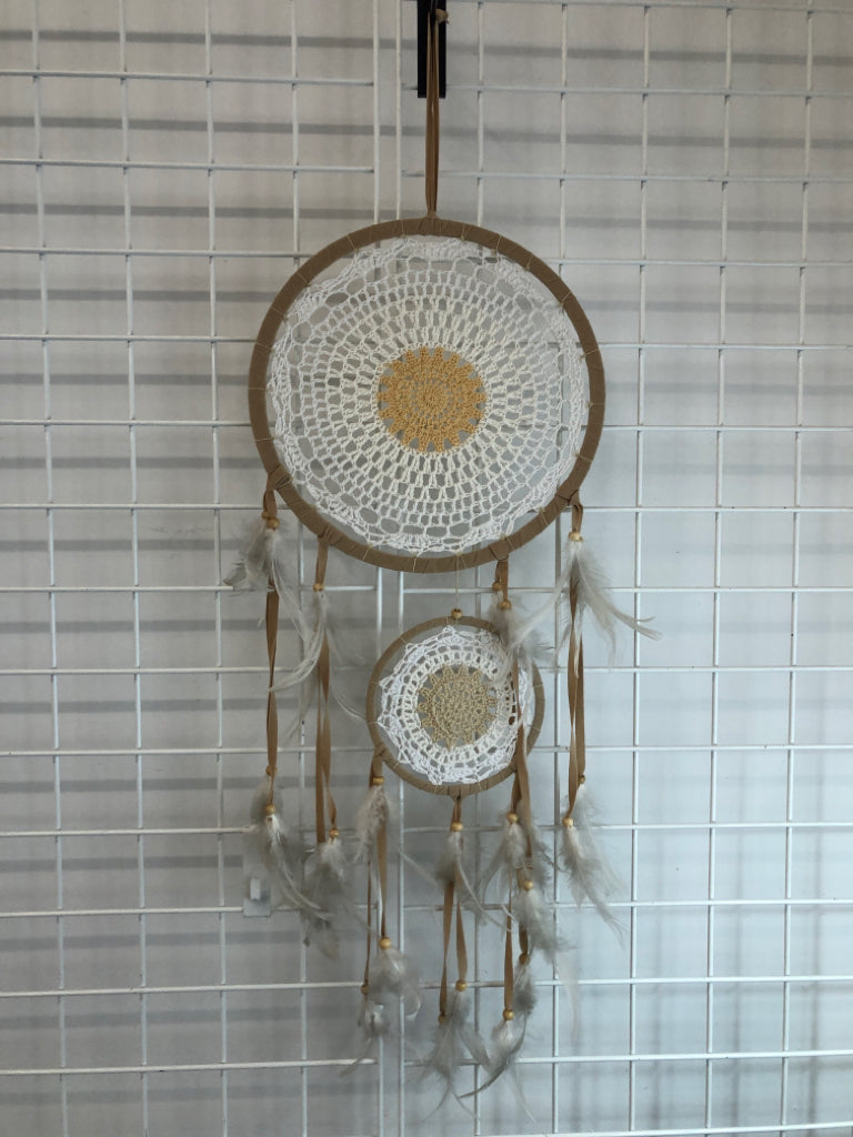 CROCHET DREAM CATCHER W/FEATHERS.