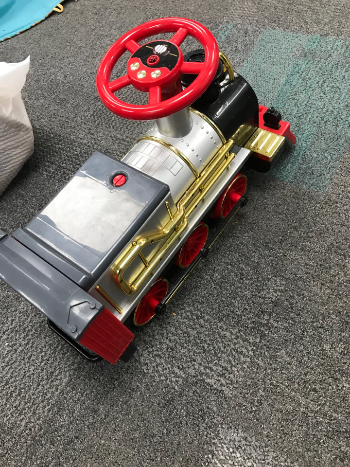 FAO SCHWARZ RIDE-ON RAILWAY WITH TRACKS AND CHARGING CORD