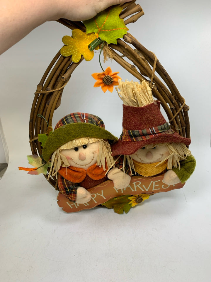 DOUBLE SCARECROW STICK WREATH HAPPY HARVEST.