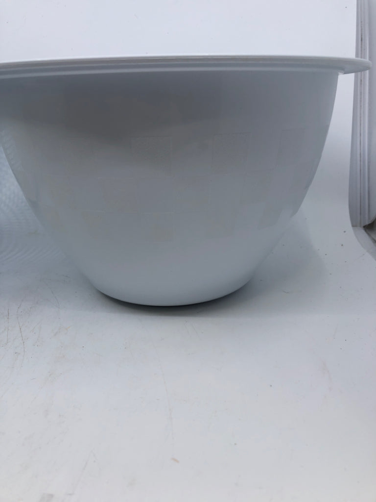 WHITE PLASTIC NESTING PAMPERED CHEF MIXING BOWLS/STRAINER.