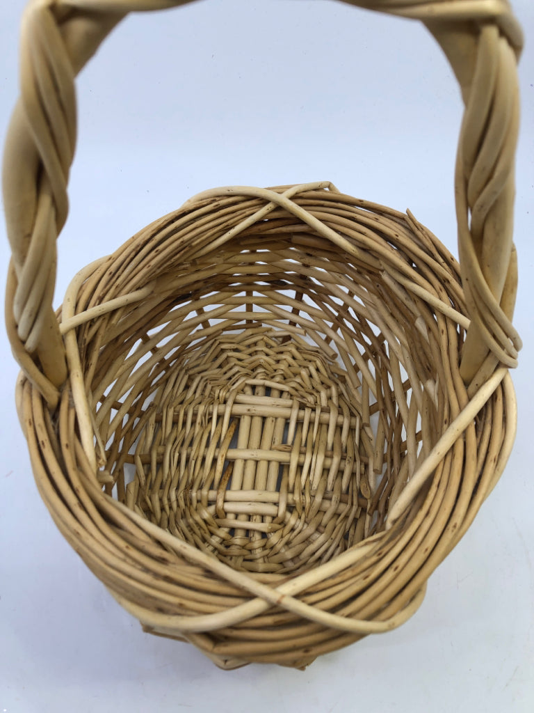 SMALL ROUND BLONDE BASKET W HANDLE.