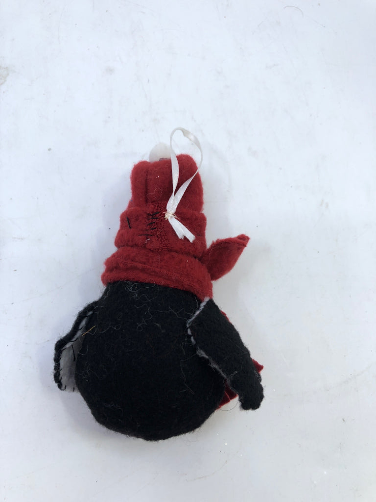 FELT PENGUIN ORNAMNET.