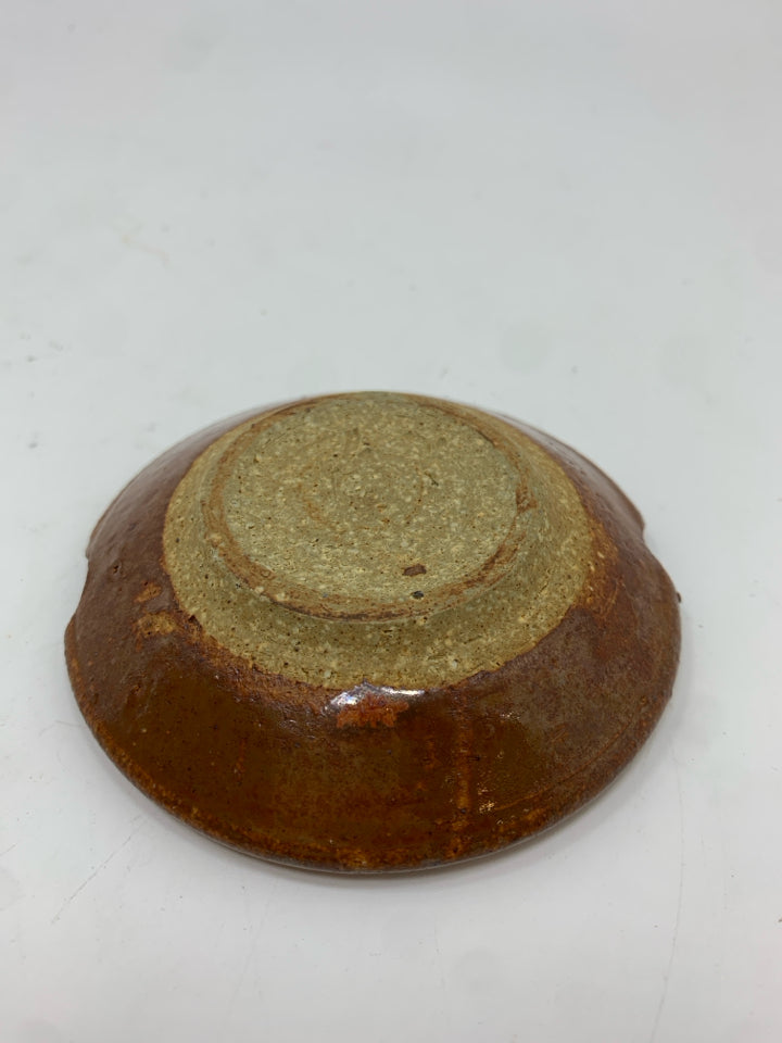 BROWN GLAZED POTTERY DISH/ASHTRAY.