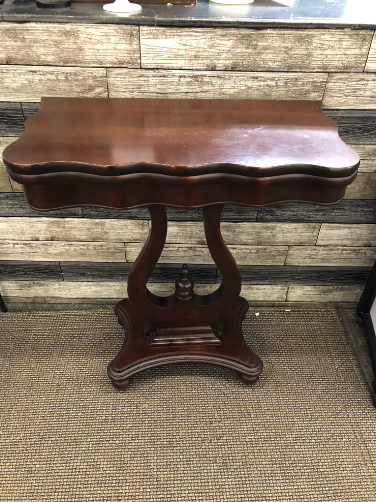 VTG SWIVEL TOP HARP SHAPED END TABLE.