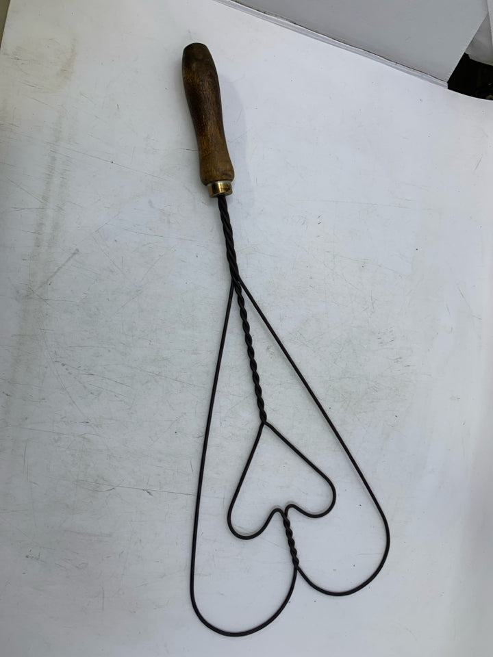 METAL HEART SHAPED W/ WOOD HANDLE DECORATIVE RUG BEATER.