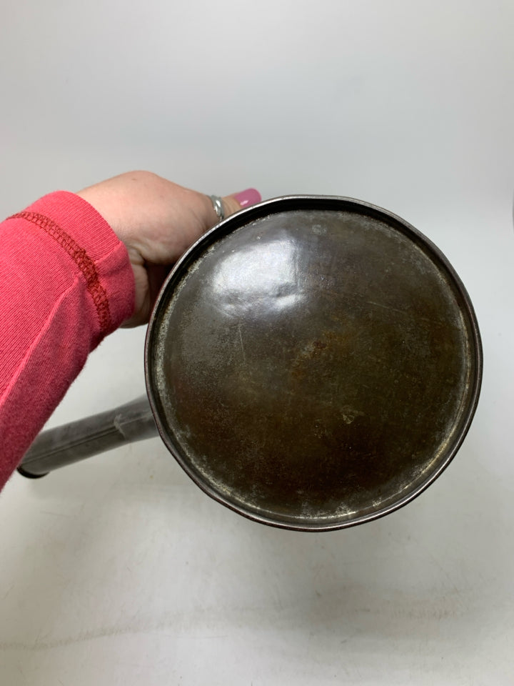 GREY METAL DECOR POT W/ HANDLE.
