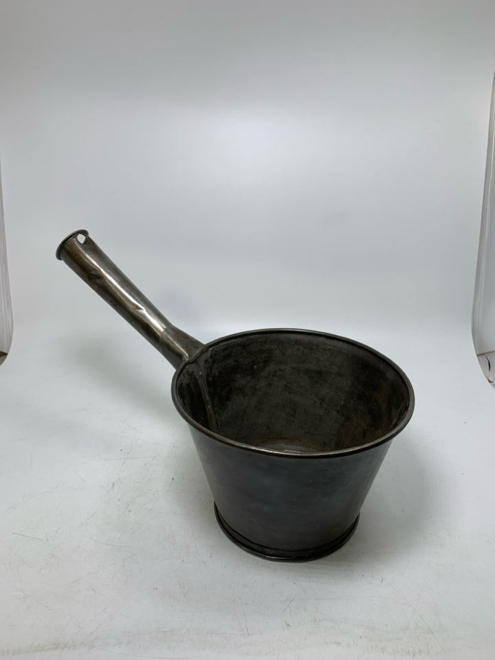 GREY METAL DECOR POT W/ HANDLE.