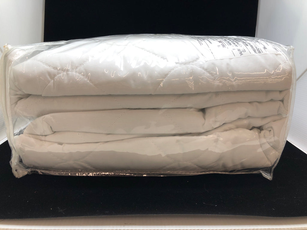 NIP HEATED QUILTED MATTRESS PAD - QUEEN.
