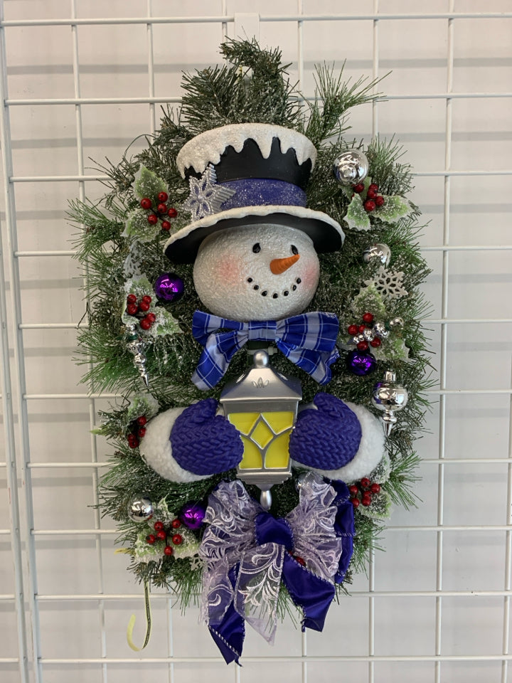 LIGHT UP SNOWMAN IN WREATH.