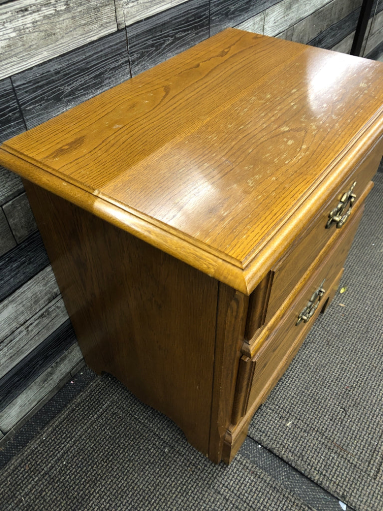 2 DRAWER OAK NIGHTSTAND.