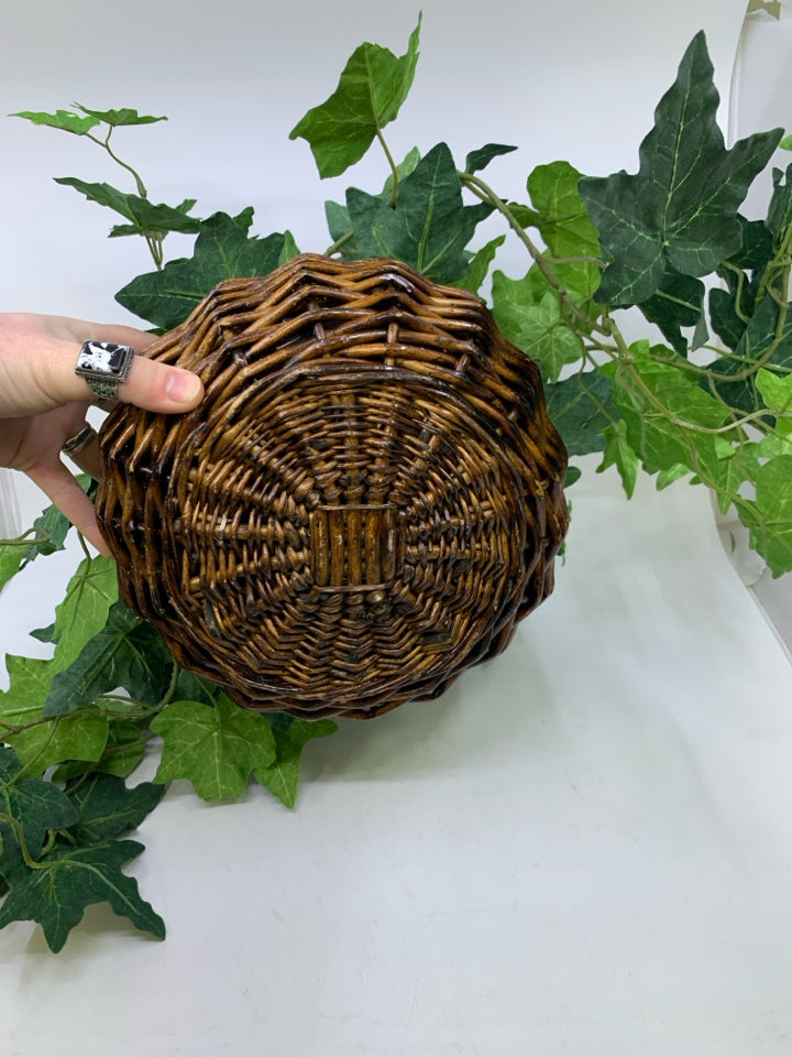 DARK WOVEN PLANTER W/ FAUX HANGING IVY.