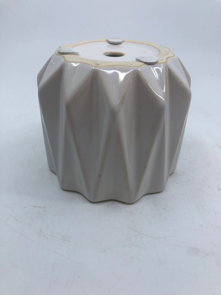 WHITE CERAMIC STAR SHAPED PLANTER W/ DRAIN HOLE.