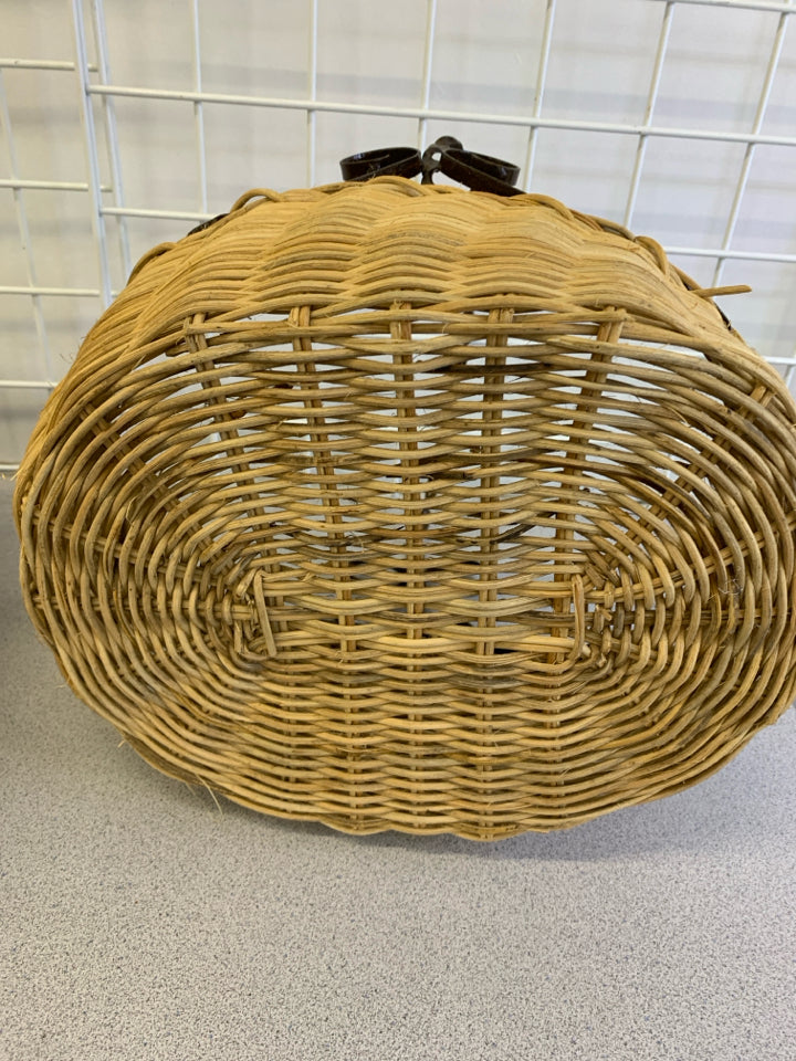 WOVEN BASKET W/SCROLL METAL HANDLE.