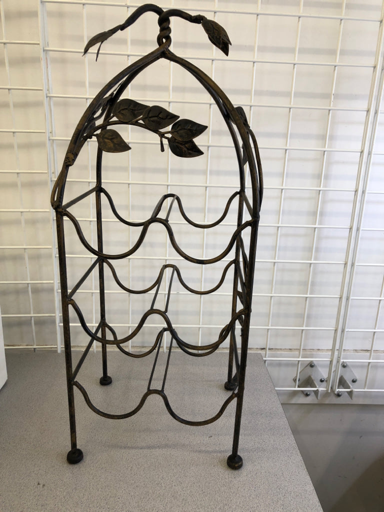 METAL VINE BOTTLE HOLDER.