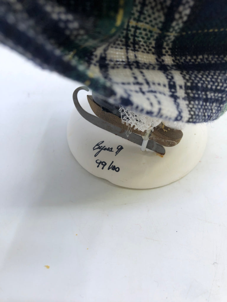 WOMAN CAROLER GREEN DRESS WHITE BOW LACE GRAY COAT "THE SKATERS" 1991 BYERS' CHO