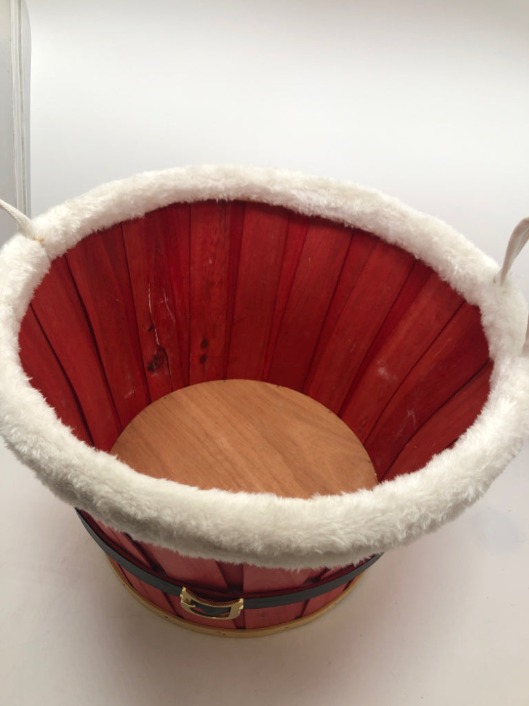WOOD WOVEN SANTA BASKET W/FUR TRIM.