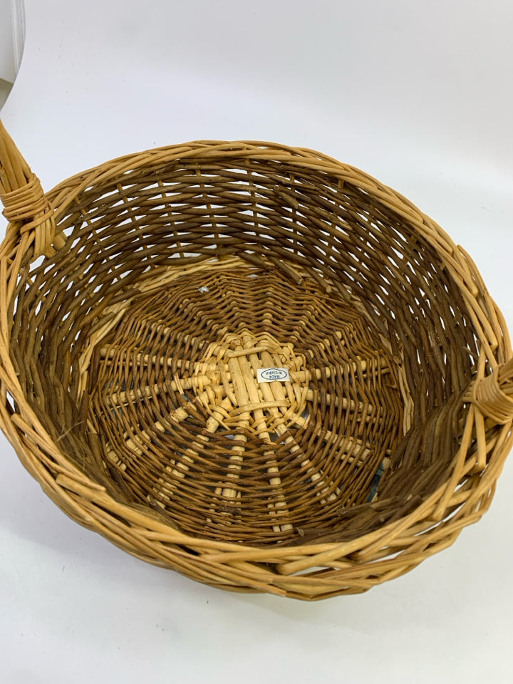 WOVEN CIRCULAR 2-TONED BASKET W/TALL HANDLE.