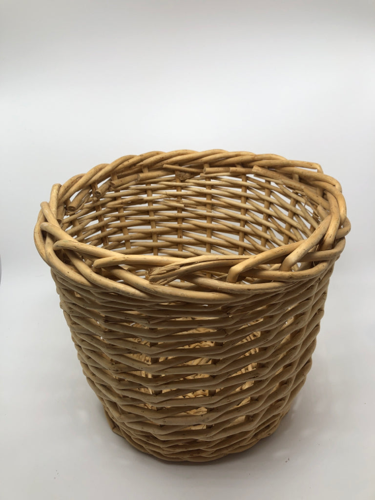 WOVEN WICKER BASKET.