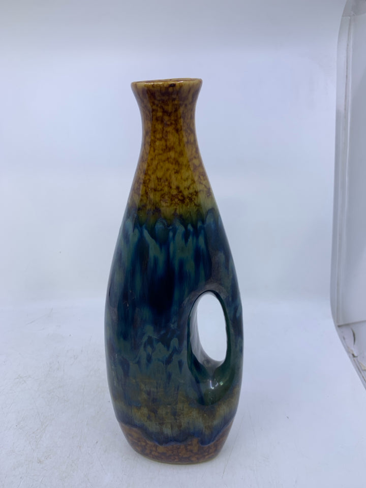 BLUE/TAN VASE W/ HANDLE.
