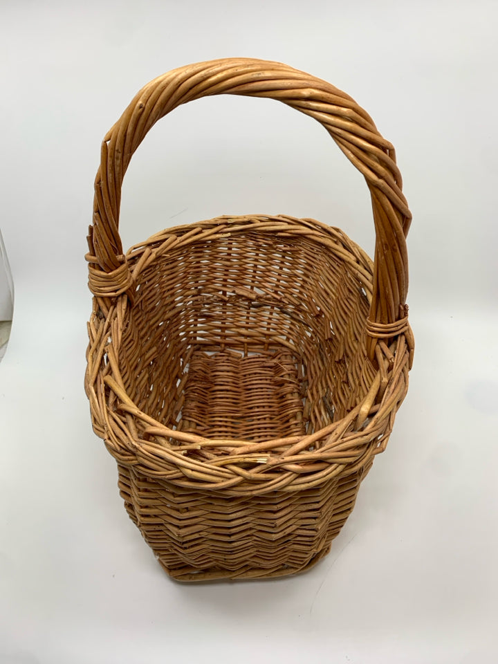 OVAL WICKER BASKET W/HANDLE.