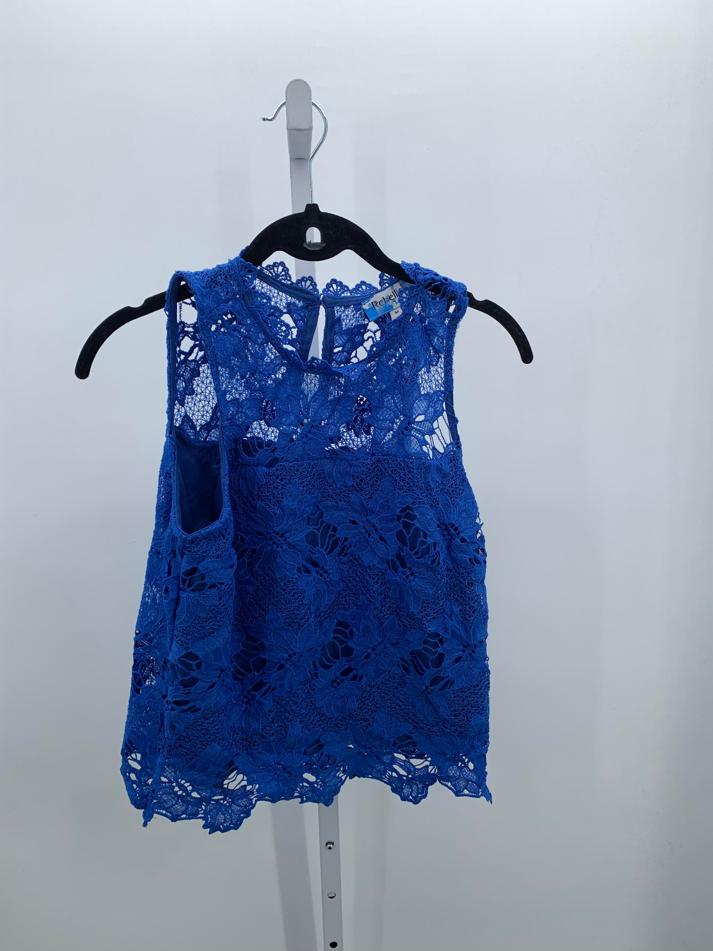 Size Medium Juniors Sleeveless Shirt