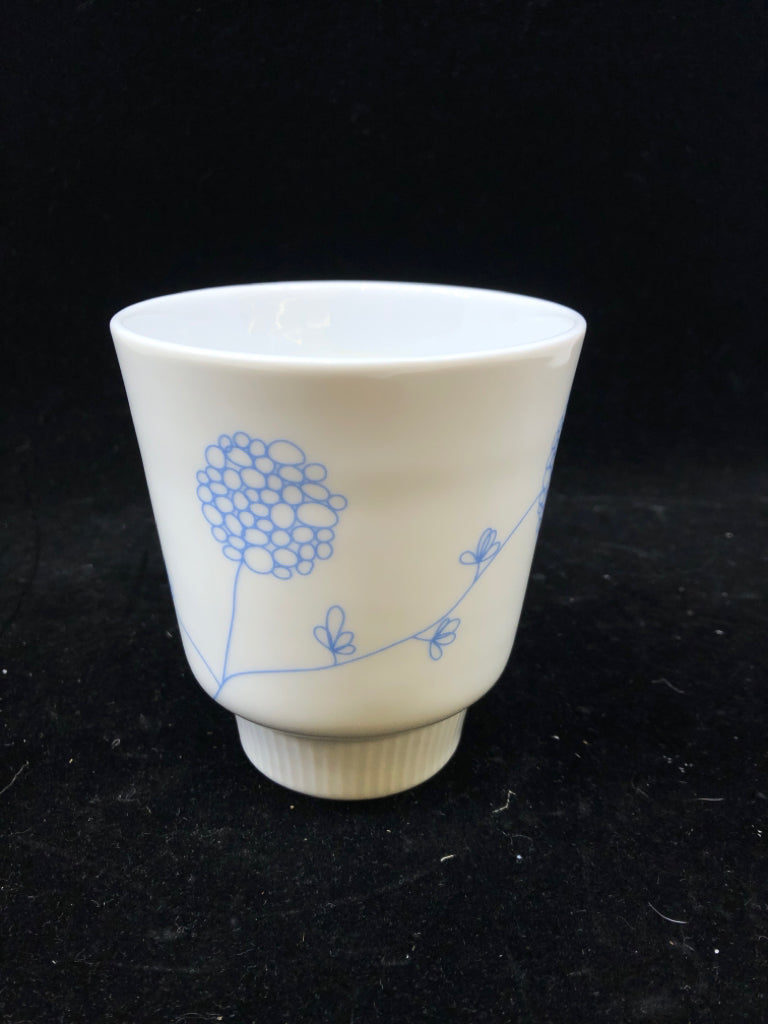 BLUE AND WHITE FLORAL PLANTER.