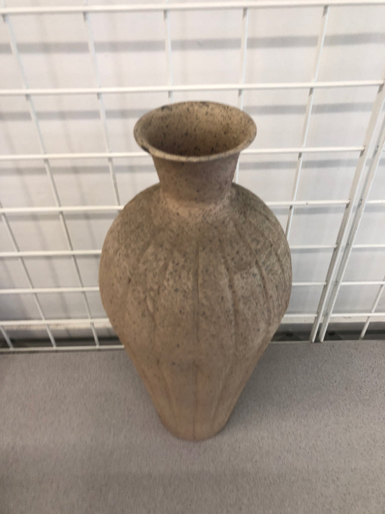 SPECKLED MATTE VASE.