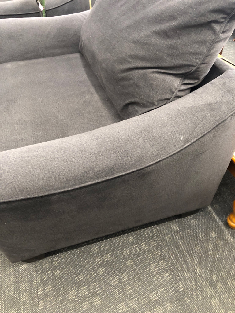 SOFT GRAY OVERSIZED CHAIR.