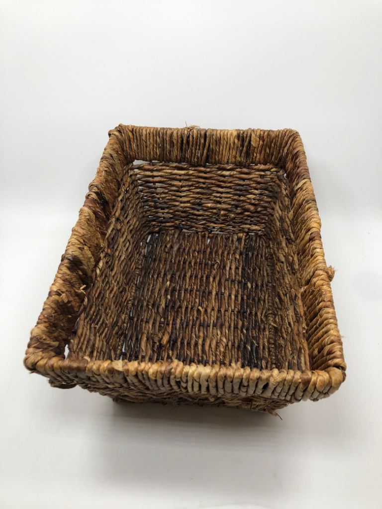 WOVEN RECTANGLE BASKET.