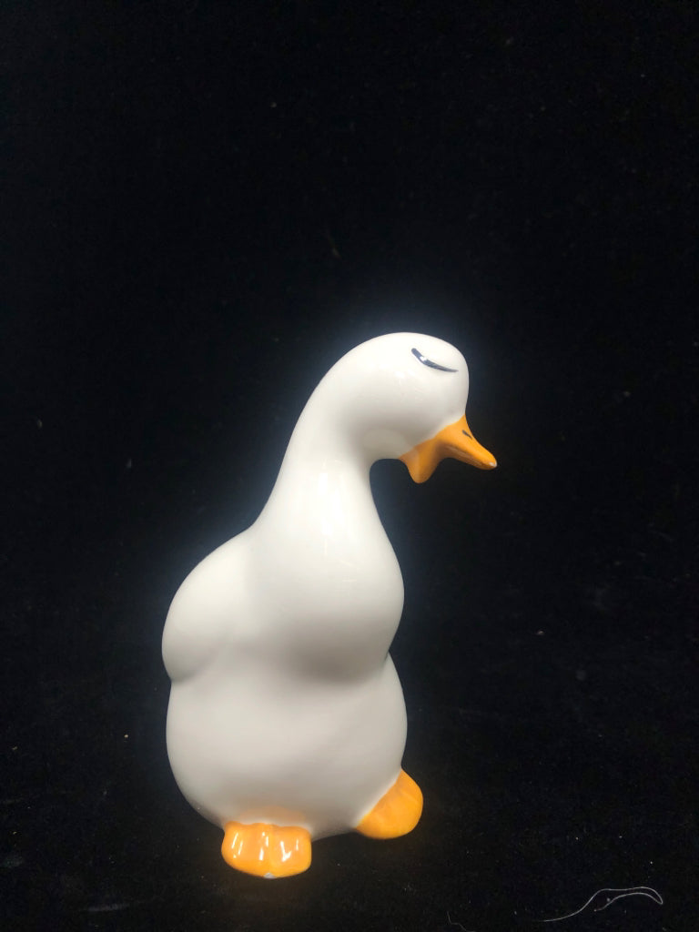 VTG-STYLE SWEET CLOSED-EYES GOOSE.