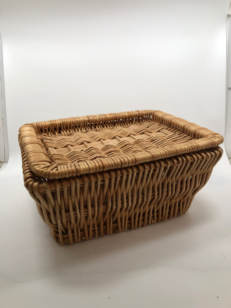 WICKER BASKET W/COVER.