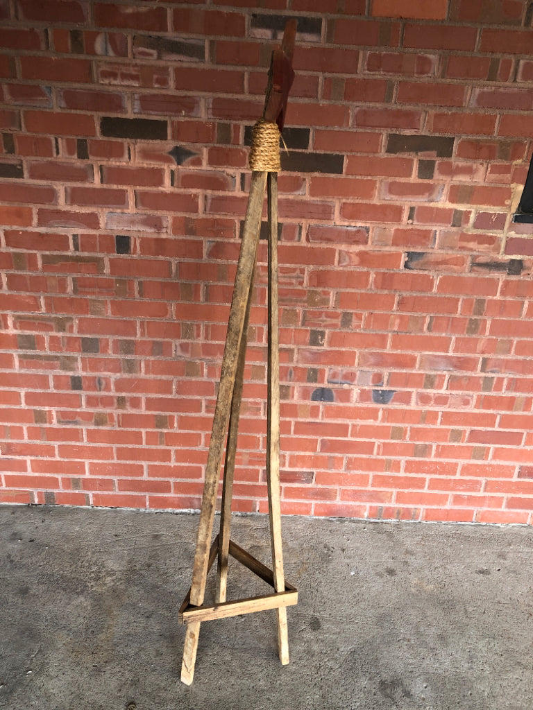 PRIMITIVE DECORATIVE RED STAR STAND.