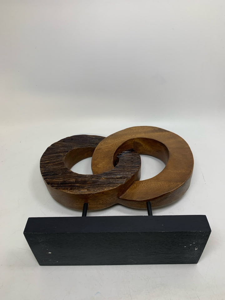 DOUBLE WOOD RING W/ BLACK BASE DECOR.