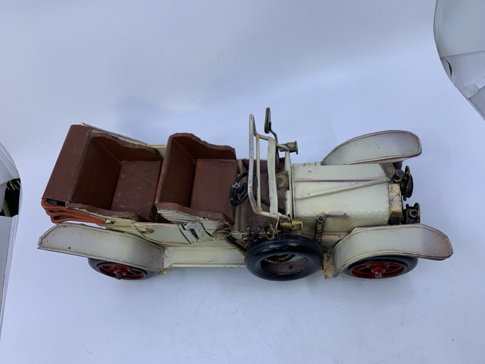 METAL DECORATIVE WHITE OLD 4 SEATER CAR.