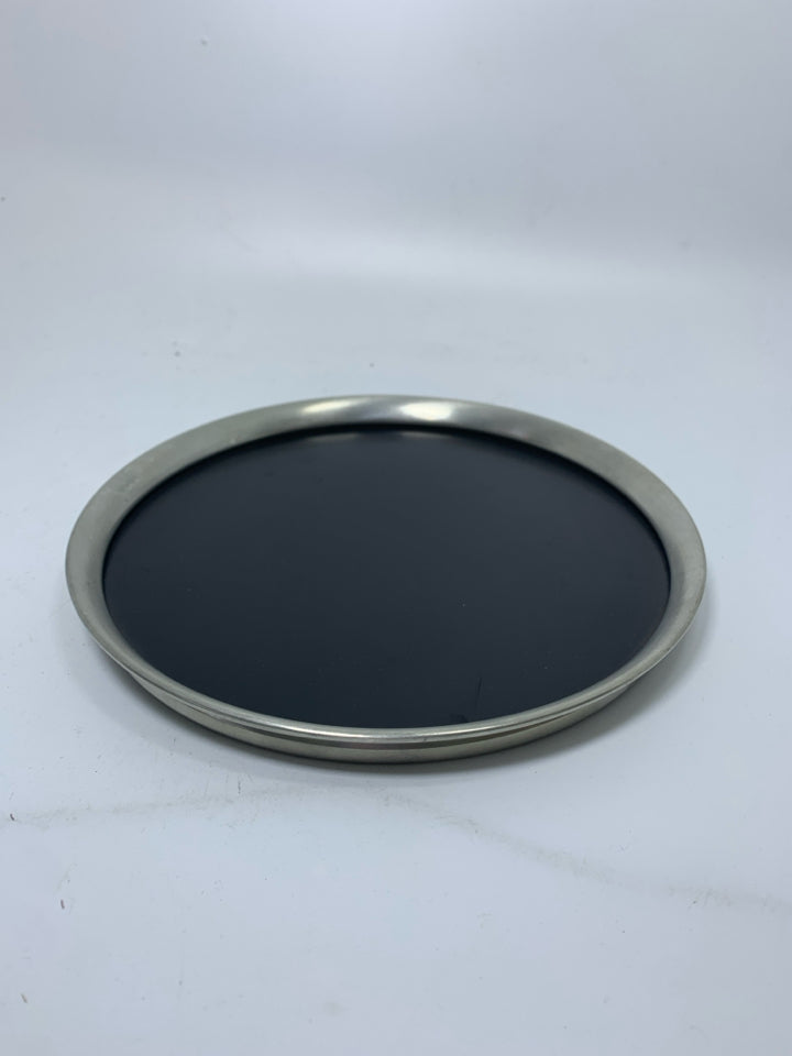 VTG MELAMINE CENTER W/ METAL RIM CIRCLE TRAY.