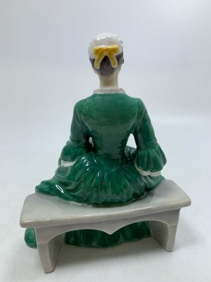 VTG PORCELAIN "LADY FROM WILLIAMSBURG" FIGURINE.