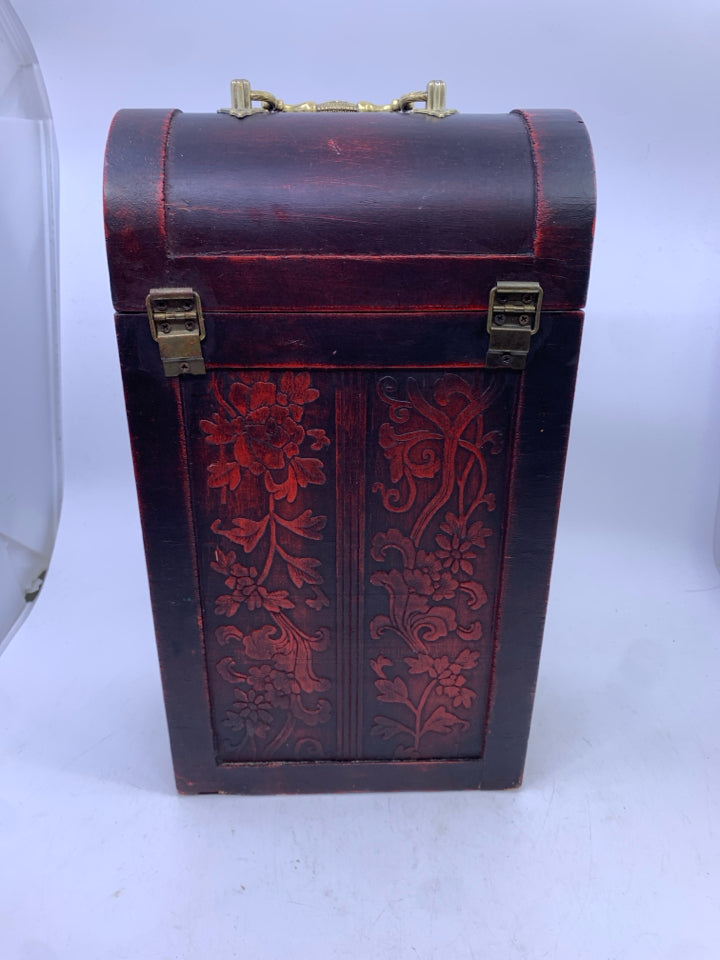 RED DISTRESSED WOOD BOTTLE BOX W/ LATCH.
