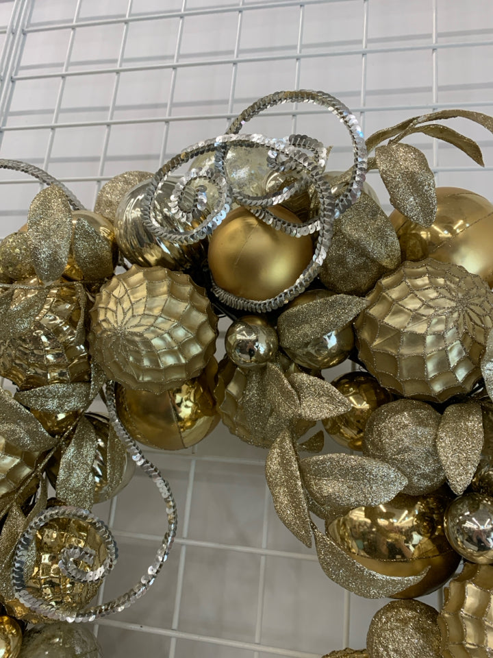 GOLD AND GLITTER ORNAMENT WREATH.