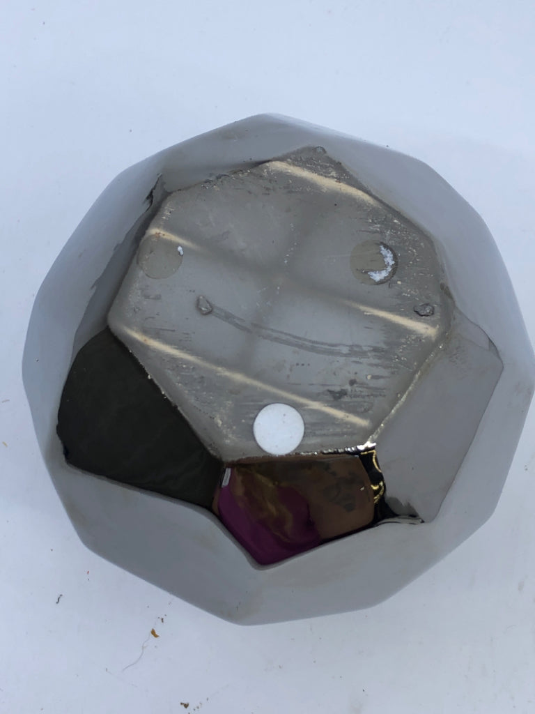 METAL GEOMETRIC BUD VASE.