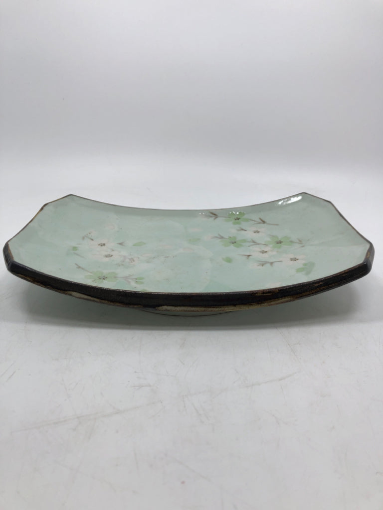 FOOTED LIFTED EDGES TRAY W/ GREEN/WHITE FLOWERS.