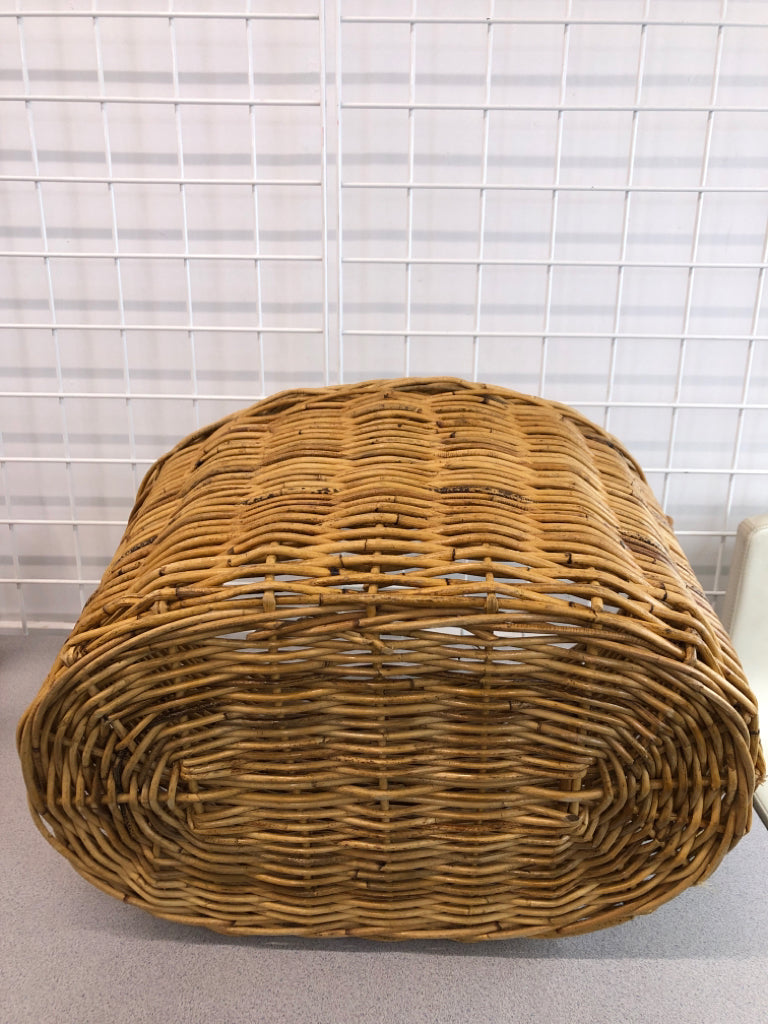 LG WICKER BASKET W/HANDLE.