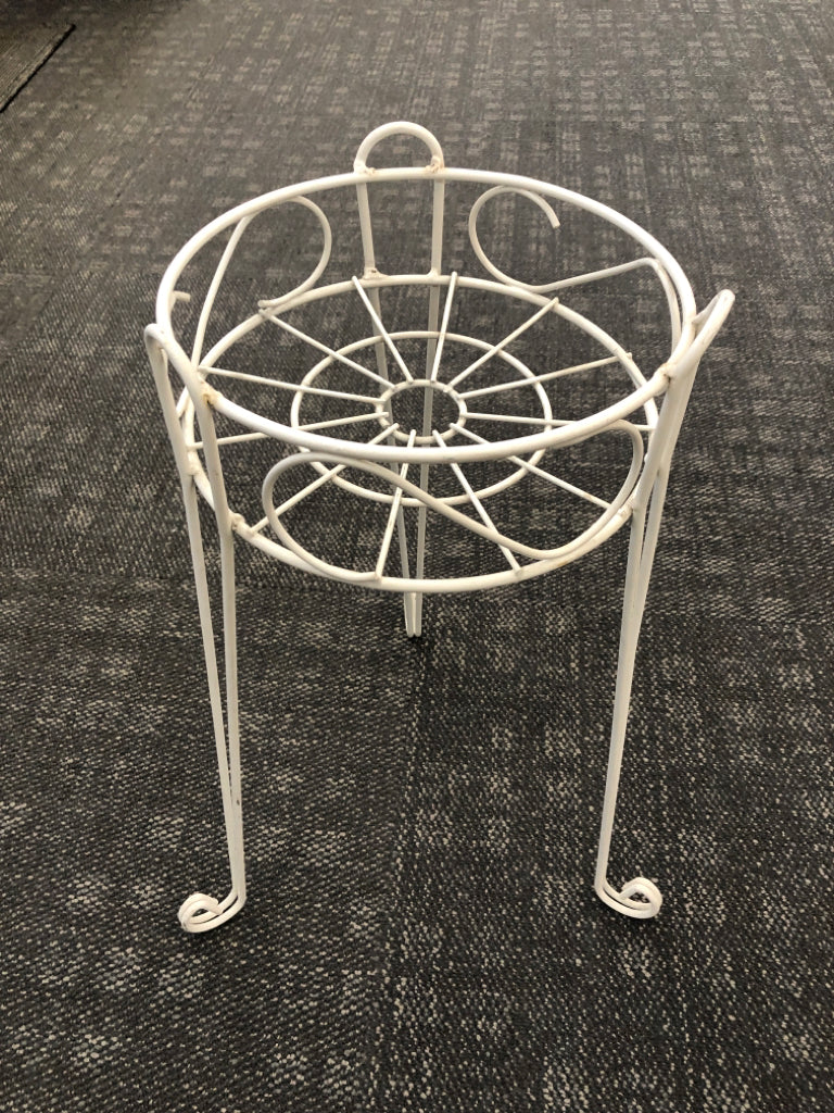 WHITE METAL PLANT STAND.