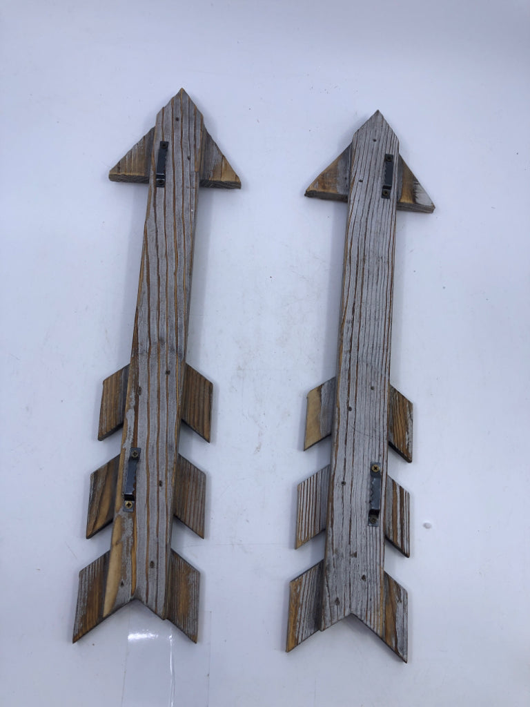 2 DISTRESSED GREY WOOD ARROWS WALL HANGING.