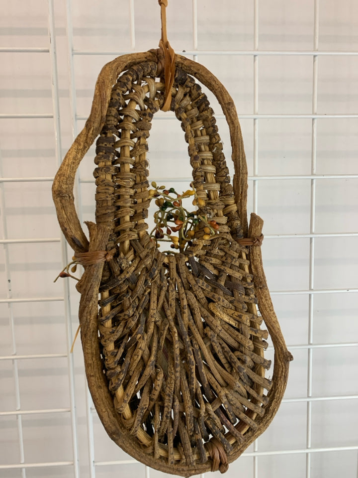 BASKET WEAVE W/PIP BERRIES AND SACHET.