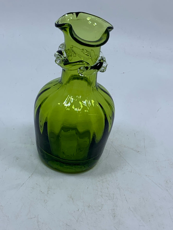 GREEN BLOWN GLASS BUD VASE W/RUFFLE EDGE.
