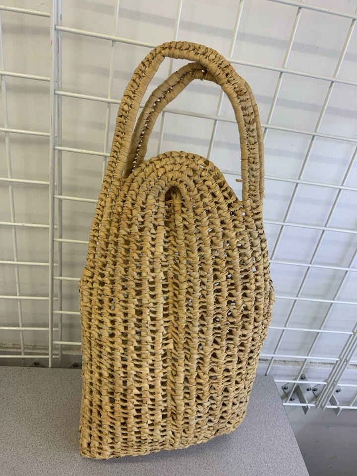 WOVEN WICKER BASKET BAG.