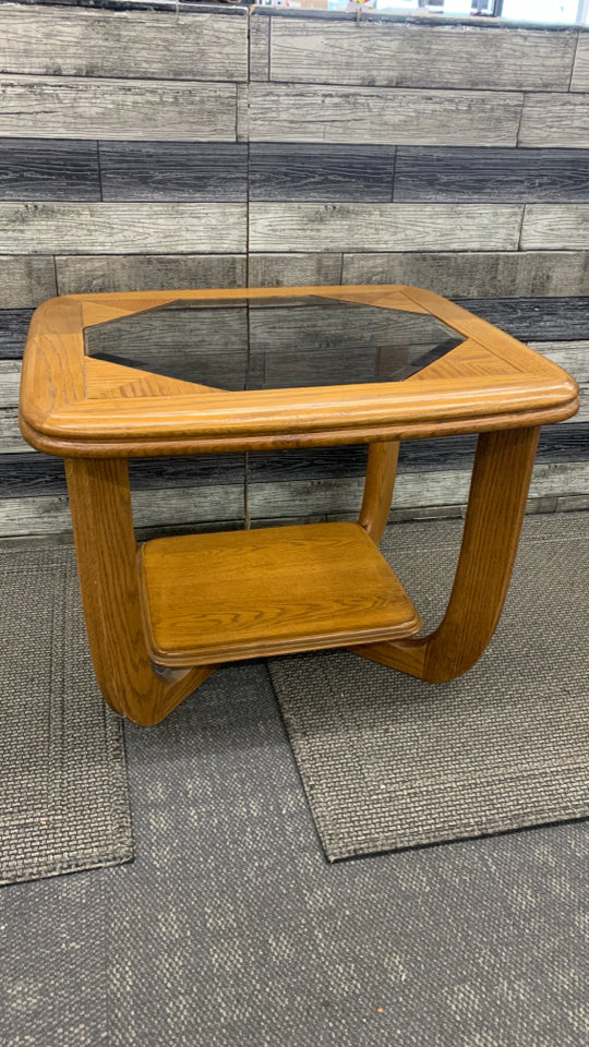 OAK WOODEN END TABLE W/GLASS TOP.