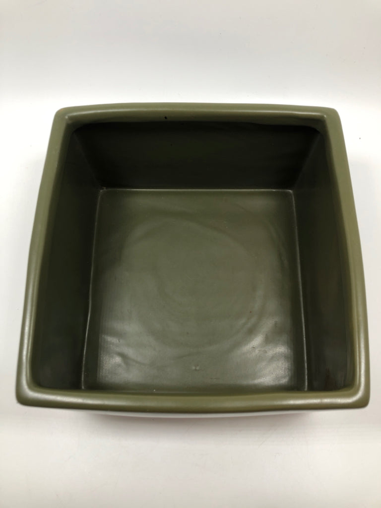 GREEN SQUARE PLANTER.
