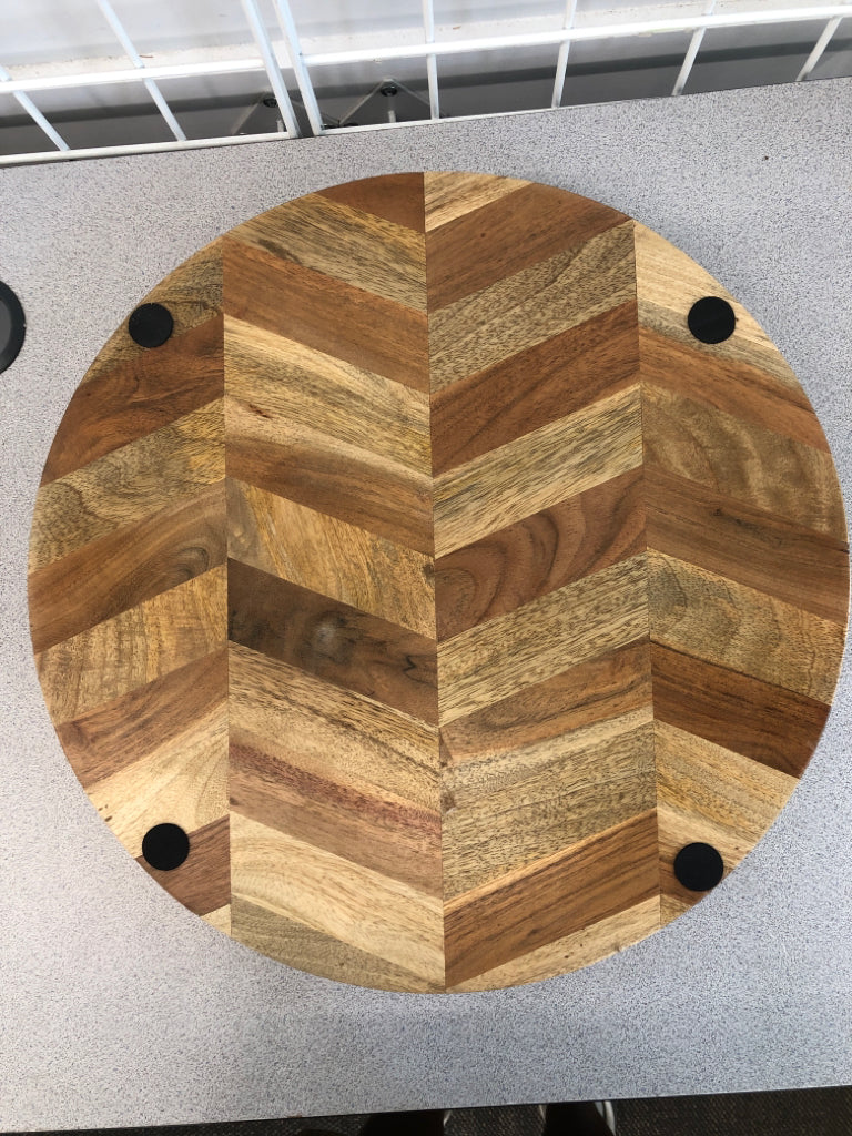 CHEVRON GRAIN ROUND WOODEN TRAY.