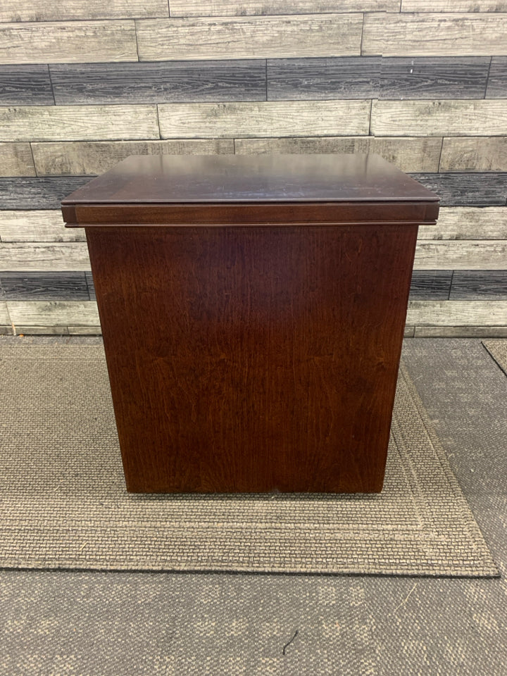 ROLLING DARK WOOD SIDE TABLE.